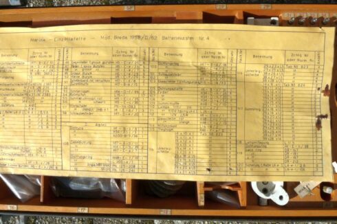 Kist met electronische toebehoren en reserve onderdelen voor het 40 mm L/70 Bofors/Breda geschut - Afbeelding 3