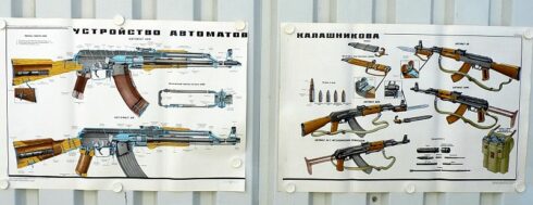 2 Russische instructie platen / posters AK47, AKM en AKMC