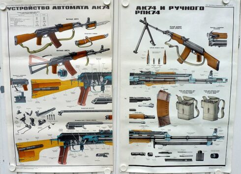 2 Russische instructie posters AK74 en AKM74, werking en toebehoren