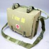 Vintage tas met inhoud voor een gewondenverzorger