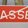 NVA reflecterend bewijzerings bordje voor een mijnenveld doorgang ,,Gasse,, - Afbeelding 2