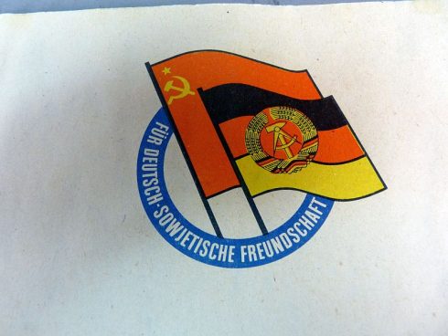 DDR handvlaggetje Fur Deutsch Sowjetische Freundschaft - Afbeelding 2