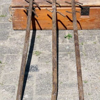 4 nood prikkeldraad versperringspalen, bunkerverdedigingen ect