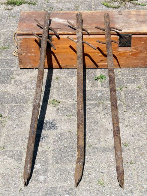 4 nood prikkeldraad versperringspalen, bunkerverdedigingen ect