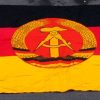 DDR vlag, met staand en liggend embleem