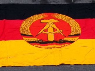 DDR vlag, met staand en liggend embleem
