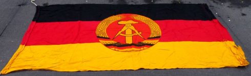 DDR vlag, met staand en liggend embleem