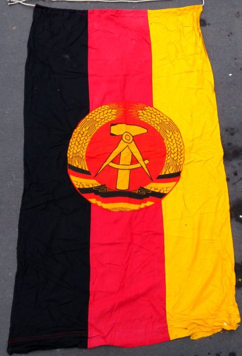 DDR vlag, met staand en liggend embleem - Afbeelding 2