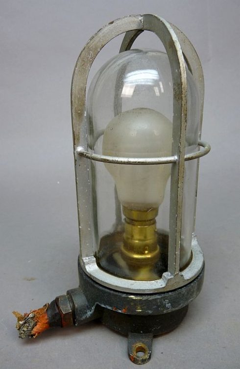 NVA Volksmarine waterdichte en explosievrije scheepslamp
