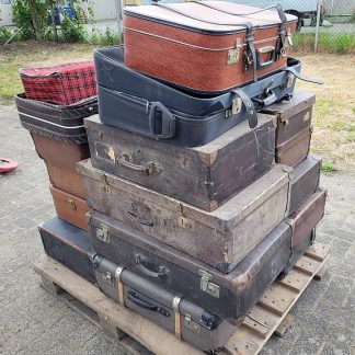 Lot van 17 vintage koffers