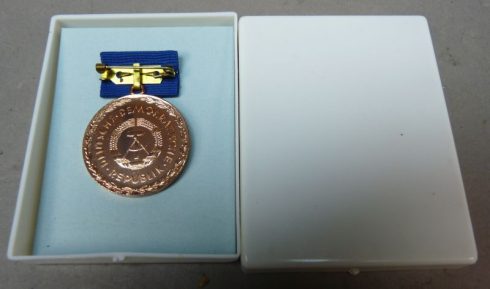 DDR NVA Johan Heinrich Pestalozzi-Medaille für treue Dienste Bronze - Afbeelding 2