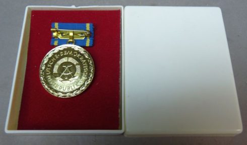 DDR NVA Johan Heinrich Pestalozzi-Medaille für treue Dienste Goud - Afbeelding 2