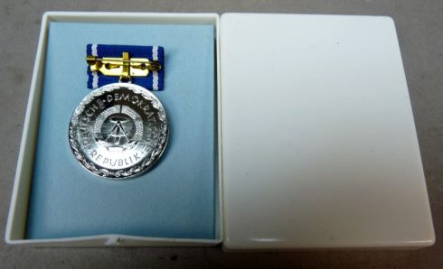 DDR NVA Johan Heinrich Pestalozzi-Medaille für treue Dienste Silber - Afbeelding 2