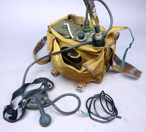 NVA compagnie radio R-126 uit DDR productie!