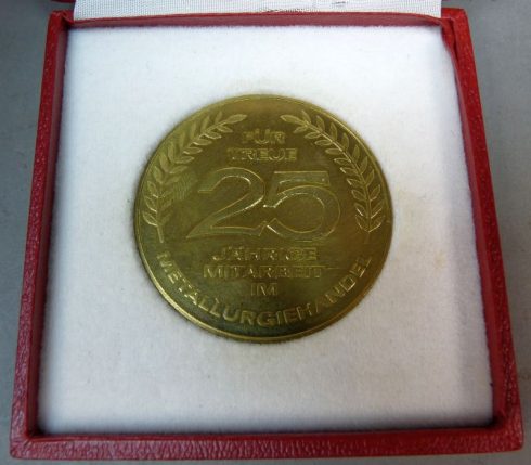 DDR Medaille Fur treue 25 jahrige mitarbeit im metallurgiehandel