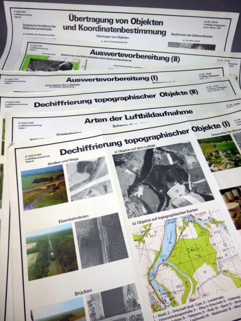 Set van 6 DDR NVA instructie posters voor luchtfoto's beoordeling en herkenning