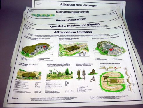 DDR NVA set van 5 instructie posters, camouflage technieken