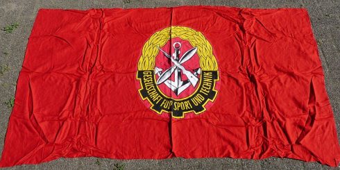 Groot model DDR GST vlag (Gesellschaft fur Sport und Techniek)