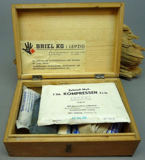DDR NVA houten verbandkistje - Afbeelding 2