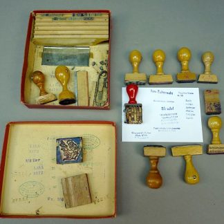 Lot DDR stempels uit een voormalige kledingfabriek
