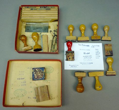 Lot DDR stempels uit een voormalige kledingfabriek