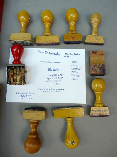Lot DDR stempels uit een voormalige kledingfabriek - Afbeelding 2