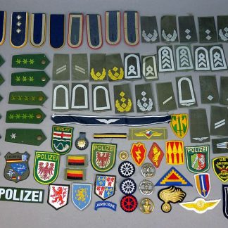Groot lot van 92 diverse emblemen