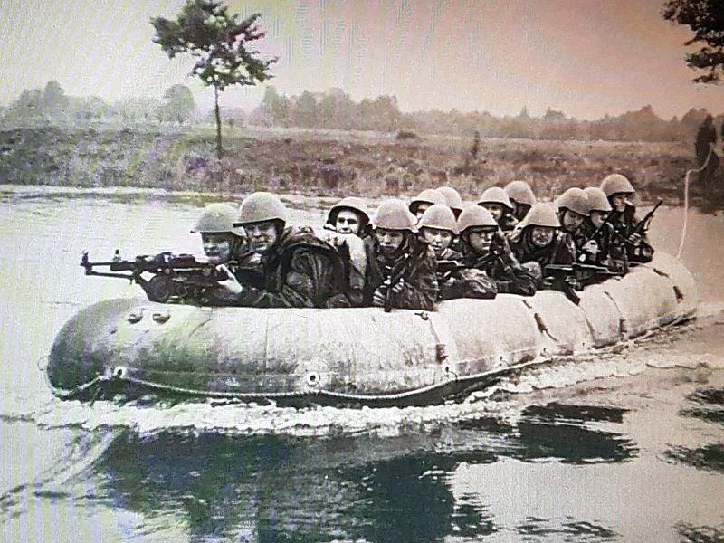 DDR NVA Pionier en manschappen rubberboot, lengte 6 meter! - Afbeelding 4