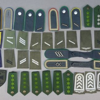 Lot van 49 Bundeswehr schouderstukken en emblemen