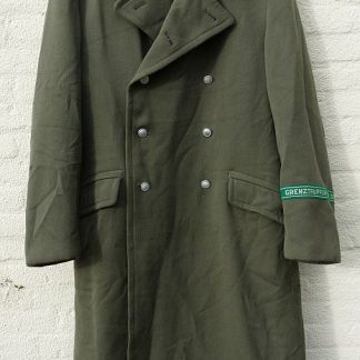 DDR NVA grenstroepen wintermantel, vroege uitvoering met donkergroene / zwarte kraag