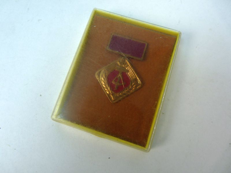 DDR Medaille "Auf sozialistische Art zu arbeiten" - Afbeelding 2