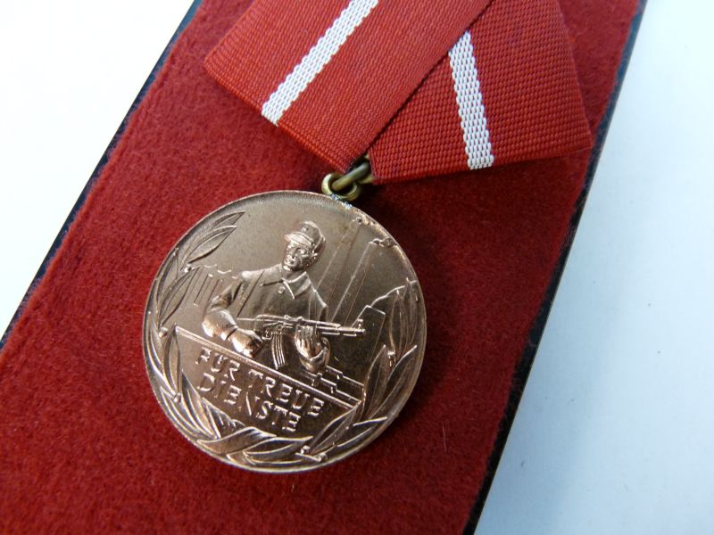 Oost-Duitse Medaille "Für Treue Dienste" - Afbeelding 2