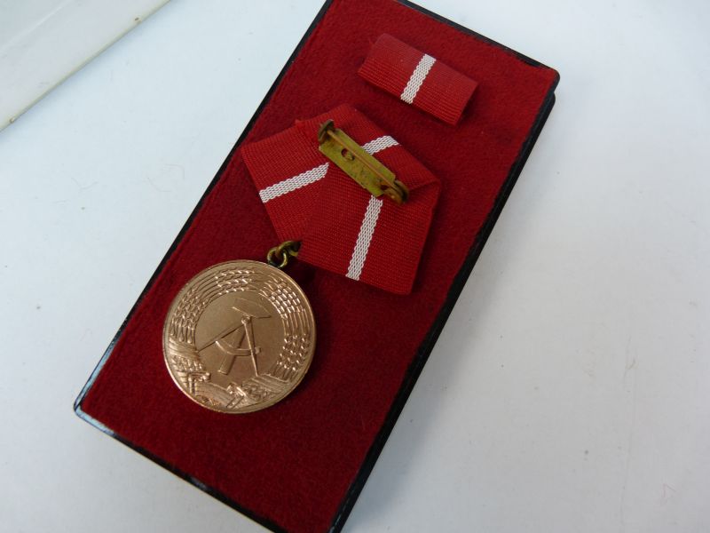 Oost-Duitse Medaille "Für Treue Dienste" - Afbeelding 3