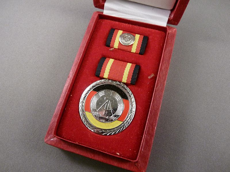 Verdienstmedaille van de DDR (Deutsche Demokratische Republik) - Afbeelding 2