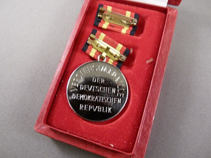 Verdienstmedaille van de DDR (Deutsche Demokratische Republik) - Afbeelding 3