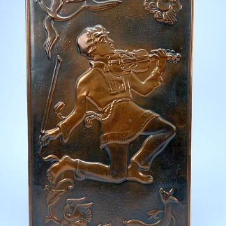 Decoratief Sovjet wandreliëf – muzikant met viool als eren geschenk