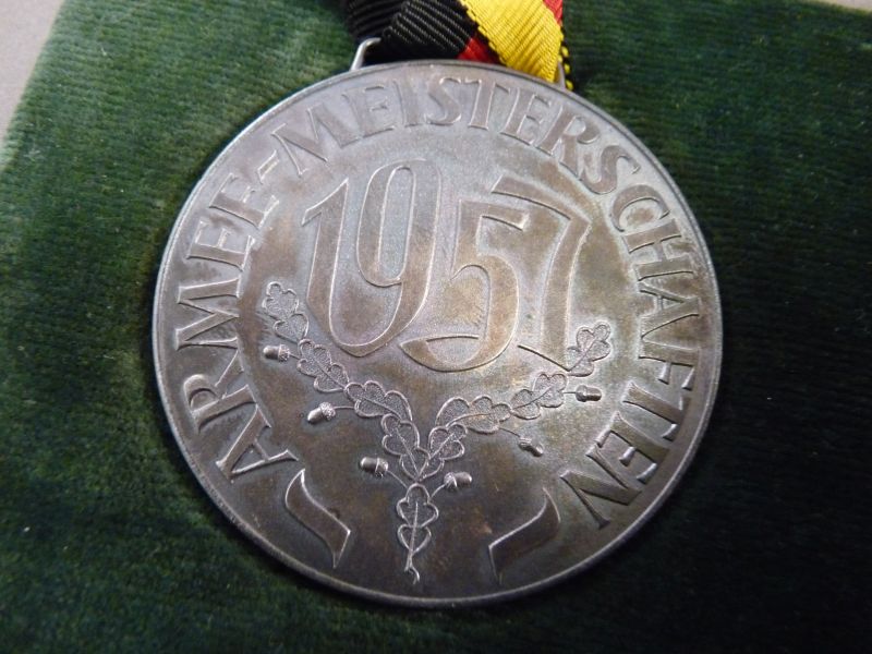Herinneringsmedaille Allgemeine NVA Meisterschaften 1957 - Afbeelding 2