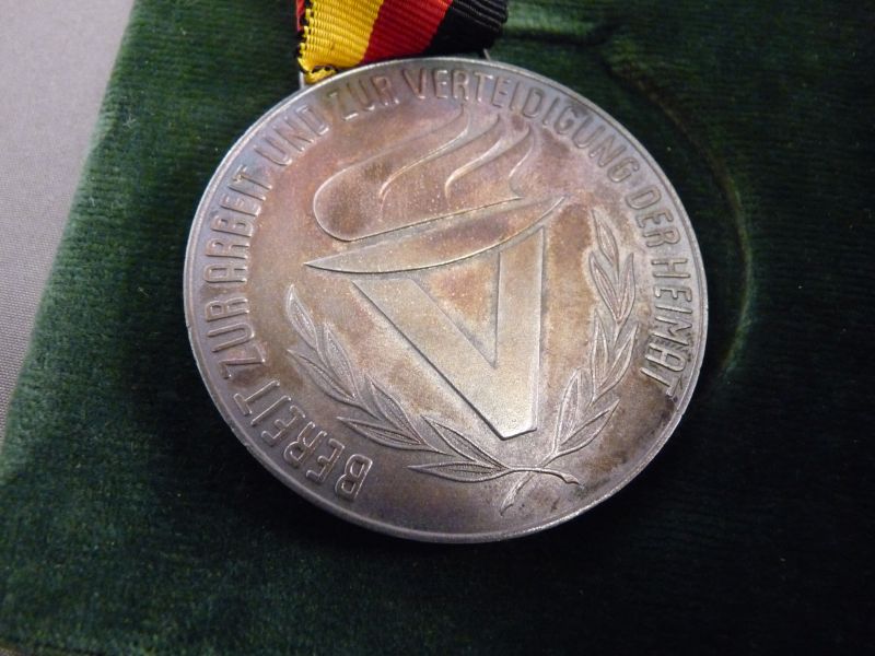 Herinneringsmedaille Allgemeine NVA Meisterschaften 1957 - Afbeelding 3