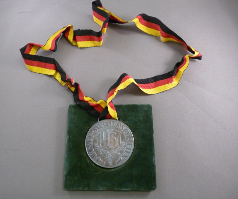 Herinneringsmedaille Allgemeine NVA Meisterschaften 1957 - Afbeelding 4