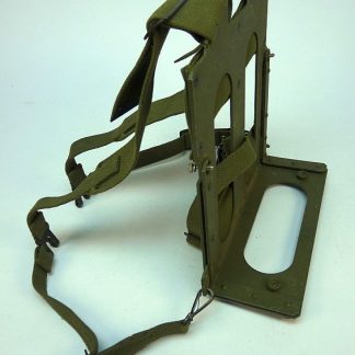 Nederlandse draagframe voor de RT-300 serie veldradio’s.