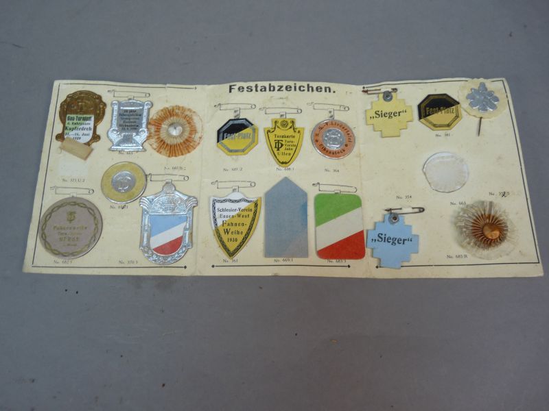 Verzamelmap met historische Duitse festabzeichen