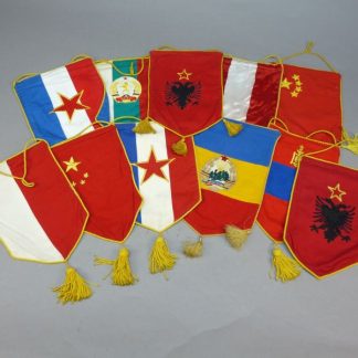 Vintage vlaggenlijn met internationale (communistische) vlaggen