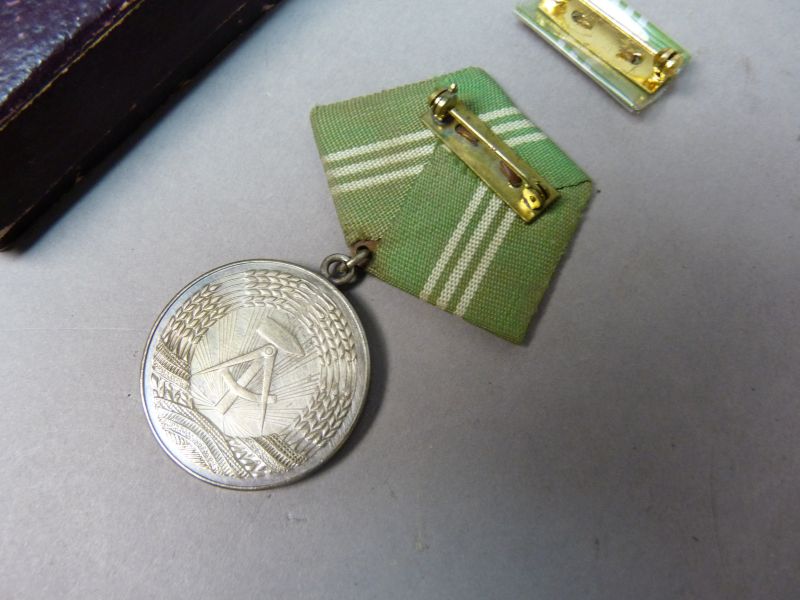 DDR Medaille voor Trouwe Dienst – Oud Model met Doosje - Afbeelding 2