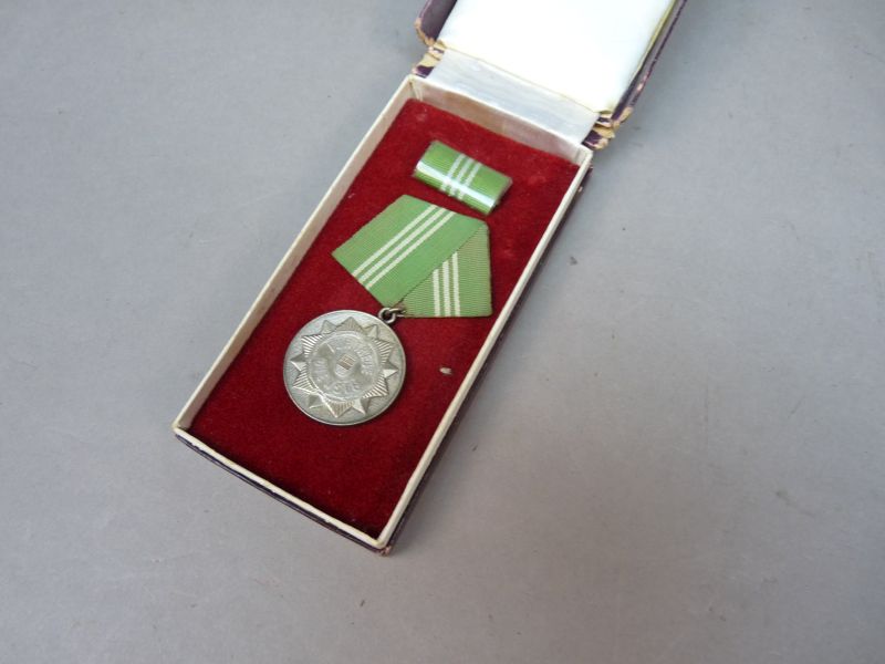 DDR Medaille voor Trouwe Dienst – Oud Model met Doosje - Afbeelding 3