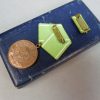 DDR Medaille “Für hervorragende Leistungen” met doosje - Afbeelding 2