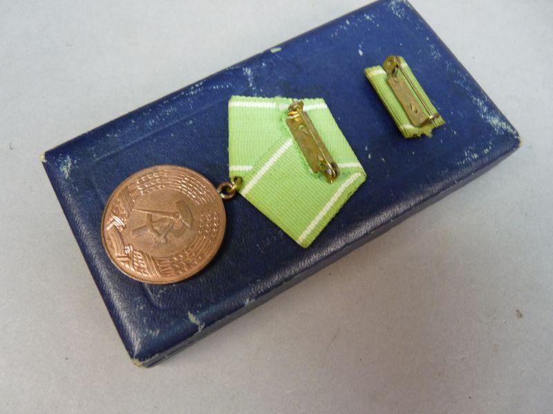 DDR Medaille “Für hervorragende Leistungen” met doosje - Afbeelding 2