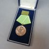 DDR Medaille “Für hervorragende Leistungen” met doosje - Afbeelding 3