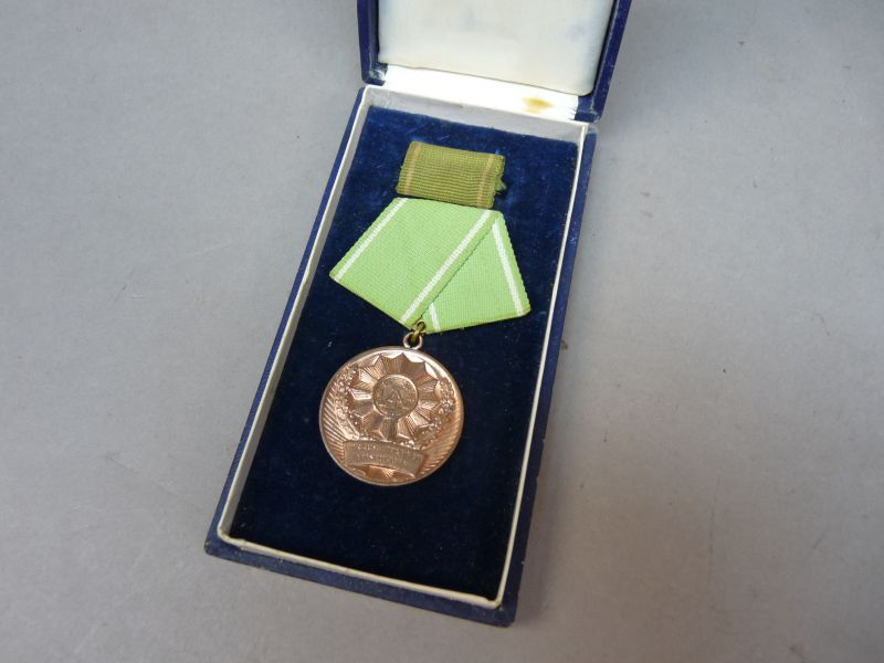 DDR Medaille “Für hervorragende Leistungen” met doosje - Afbeelding 3