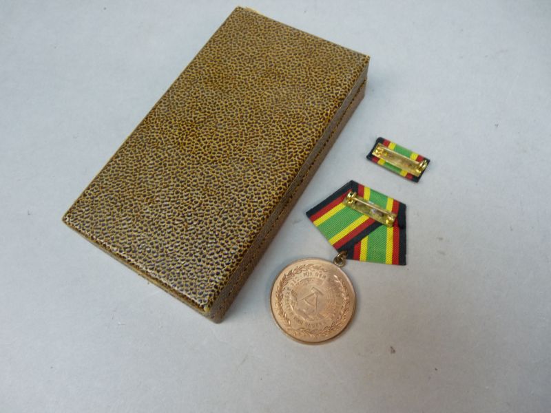 DDR NVA Trouwe Dienst Medaille Brons met doosje - Afbeelding 2