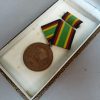 DDR NVA Trouwe Dienst Medaille Brons met doosje - Afbeelding 3